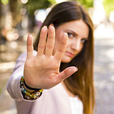 5 astuces pour calmer l’agressivité en utilisant la gestuelle